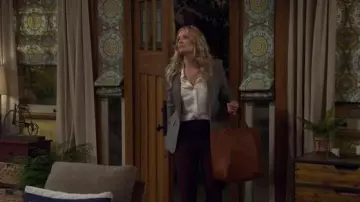 Madewell The Transport Tote worn by Gemma Johnson (Beth Behrs) as seen in The Neighborhood (S08E04)