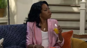 Peter Pilotto Veste ajustée ceinturée portée par Tina Butler (Tichina Arnold) comme on le voit dans The Neighborhood (S08E04)