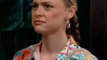 The Young And The Restless 2025 Camisa estampada de Hayley Erin usada por (Hayley Erin) en The Young and the Restless (S52)