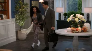 Legging taille haute 7/8 imprimé Zella Studio Luxe en écaille de tortue marron porté par Eva Thomas (Ambyr Michelle) comme on le voit dans Beyond the Gates (S01E162)
