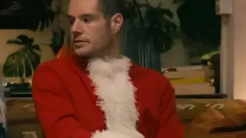 Jingle Bell Heist 2025 Connor Swindells Santa Coat usado por Nick (Connor Swindells) en Jingle Bell Heist