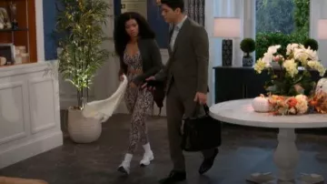 Mochila Adidas Alliance en Shadow Brown / Rose Gold usada por Eva Thomas (Ambyr Michelle) como se ve en Beyond the Gates (S01E162)
