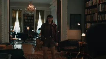 L'Agence Dionne Shorts usados por Alexandra Costello como se ve en Elsbeth (S03E05)