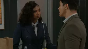 Sac à bandoulière en similicuir Mango porté par Kat Richardson (Colby Muhammad) comme on le voit dans Beyond the Gates (S01E162)