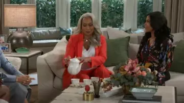 C/Meo Collective Avec Ou Sans Haut Cache-cœur Plissé porté par Dani Dupree (Karla Mosley) comme on le voit dans Beyond the Gates (S01E162)