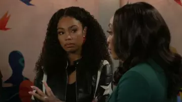 Boucles d’oreilles Marland Backus Traffic Jam portées par Chelsea Hamilton (RhonniRose Mantilla) comme on le voit dans Beyond the Gates (S01E162)