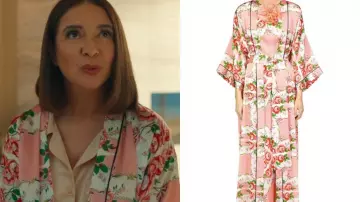 Loot S3 Maya Rudolph Rose Print Pink Robe portée par Molly Novak (Maya Rudolph) dans Loot (S02)
