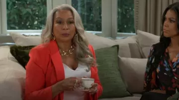 Alex Marie Liza Anywhere, Everywhere Blazer à revers en pointe coordonnée porté par Anita Dupree (Tamara Tunie) comme on le voit dans Beyond the Gates (S01E162)