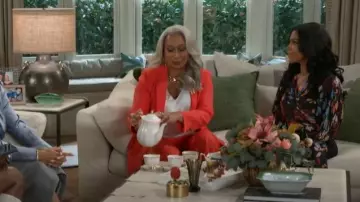 Alex Marie Suzie Anywhere, Everywhere Pantalon mi-haut à jambe droite coordonné porté par Anita Dupree (Tamara Tunie) comme on le voit dans Beyond the Gates (S01E162)