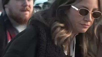 All Her Fault Abby Elliott Chaqueta de aviador usada por Lia (Abby Elliott) como se ve en All Her Fault (S01)