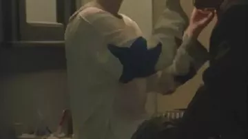 Haut Armstrong Star porté par Francis (Ryan Kiera) dans la série télévisée The Lowdown 2025