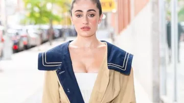 Rachel Sennott NYC Midtown 2025 Trench-coat en rachel sennott via tiktok 05/02/2023 #viral #shorts