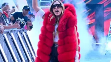 WWE Pay-Per-View 2025 Becky Lynch Gilet en fourrure rouge comme on le voit dans WWE Raw