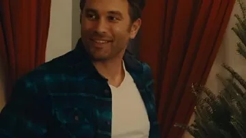 Exes of Christmas Past Sam Chemise à carreaux bleue portée par Sam (Alex Trumble) comme on le voit dans Exes of Christmas Past