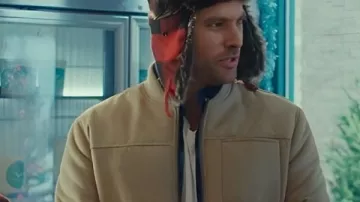 Exes of Christmas Past Veste en daim Alex Trumble en beige portée par Sam (Alex Trumble) comme on le voit dans Exes of Christmas Past