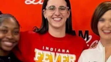 Sweat-shirt Lilly Corporate Center 2025 Fever porté par Caitlin Clark