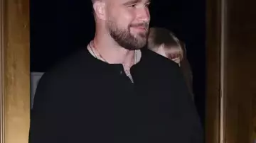 Sweat-shirt noir porté par Travis Kelce à New York