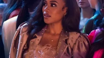 Blazer corto con tachuelas usado por Shannon Thornton en Finding Joy 2025 de Tyler Perry