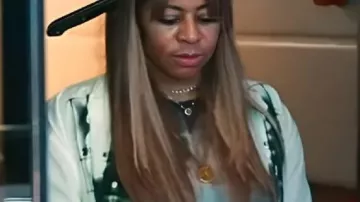 Top con estampado de esqueleto usado por Self (Mary Cosby) como se ve en The Real Housewives of Salt Lake City (S06)