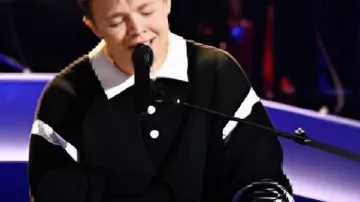 Suéter de punto polo en blanco y negro usado por (Max Cooper) como se ve en The Voice (S28)