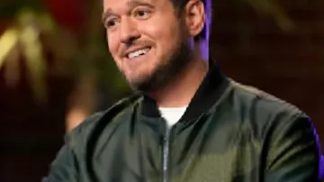 Chaqueta bomber de camuflaje usada por Self - Coach (Michael Bublé) como se ve en The Voice (T28)