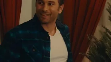 Camisa a cuadros azul usada por Sam (Alex Trumble) como se ve en Exes of Christmas Past