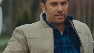 Veste beige portée par Sam (Alex Trumble) comme on le voit dans Exes of Christmas Past