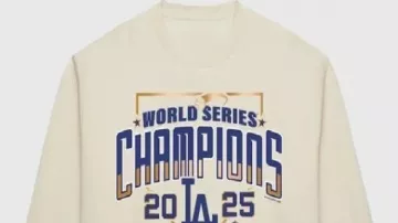 Sweat-shirt crème LA Dodgers 2025 World Series Champions porté par Shohei Ohtani