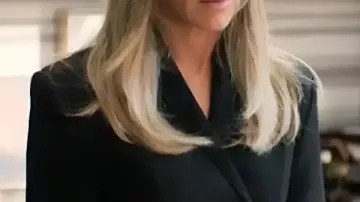 The Morning Show S04 Jennifer Aniston Veste péplum portée par Alex Levy (Jennifer Aniston) dans The Morning Show (S04E10)