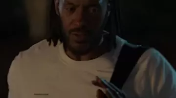 Reasonable Doubt S03 McKinley Freeman Camiseta blanca estampada usada por Lewis Stewart (McKinley Freeman) en Reasonable Doubt (S02)