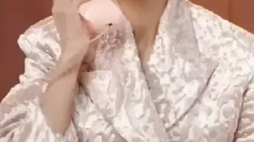 Veste à double boutonnage portée par Selena Gomez dans Fan Phone Call 2025