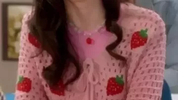 Cardigan rose fraise porté par Tulipe (Ruby Marino) dans la série télévisée Electric Bloom 2025