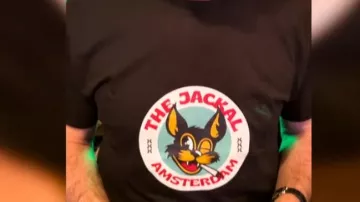 T-shirt of Jack van Doorn (Jacob Derwig) in Amsterdam Empire (S01E01)