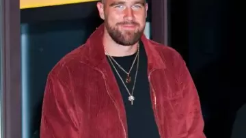 Veste en velours côtelé portée par Travis Kelce à NoHo NYC 2025