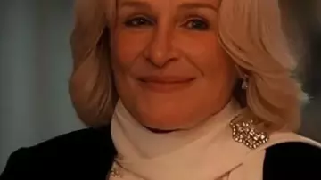 Blusa blanca con cuello de lazo adornada usada por (Glenn Close) como se ve en All's Fair in Love