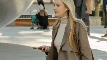 All Her Fault 2025 Jenny Kaminski Trench-coat en cuir porté par Jenny Kaminski (Dakota Fanning) comme on le voit dans All Her Fault (S01)