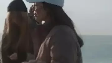 All Her Fault 2025 Sarah Larsen Veste matelassée portée par Marissa Irvine (Sarah Snook) comme on le voit dans All Her Fault (S01)