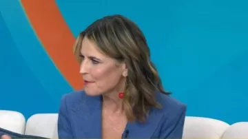 Peter + June Cherry Bomb Aretes en capas usados por Savannah Guthrie como se ve en Today el 6 de noviembre de 2025