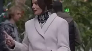 Feliz Navidad Ted Cooper Kimberley Sustad Abrigo blanco usado por Hope Miller (Kimberly Sustad) en ¡Feliz Navidad, Ted Cooper!