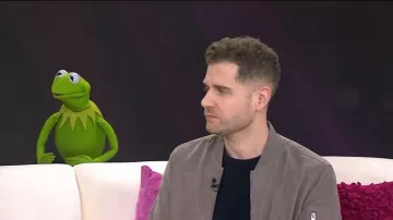 Chaqueta bomber de gamuza sintética Jack & Jones Jjerocky usada por Rob Lake como se ve en Today with Jenna & Friends el 6 de noviembre de 2025