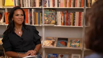 Enmarcar la blusa de seda con mangas abullonadas de Gillian usada por Laura Jarrett como se ve en Today el 6 de noviembre de 2025