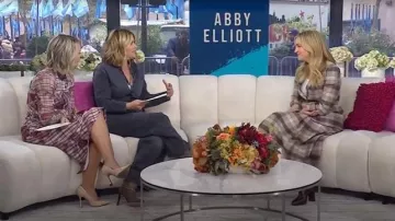 Bota hasta la rodilla Veronica Beard Tarian usada por Jenna Bush Hager como se ve en Today with Jenna & Friends el 7 de noviembre de 2025