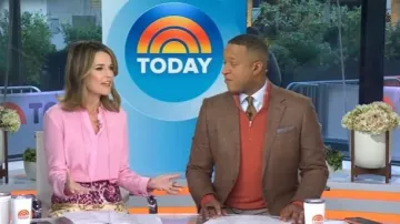 Camisa de Adam Lippes con lazo delgado usada por Savannah Guthrie como se ve en Today el 7 de noviembre de 2025