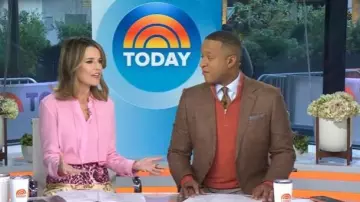 Chemise Adam Lippes avec nœud fin portée par Savannah Guthrie comme on le voit dans Today le 7 novembre 2025