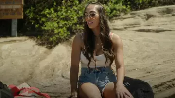 Placard Filler Bungee Strap Débardeur porté par Kamalani Pico comme on le voit à O’ahu Shores (S01E02)