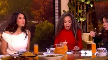 Vestido drapeado con hombros descubiertos de Abadia Gwen usado por Padma Lakshmi como se ve en The View el 6 de noviembre de 2025