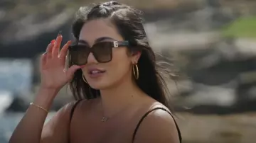 Collier numéro angélique en or 14 caratsCollier numéro ange en or 14 carats porté par Kaui Goodness comme on le voit à O’ahu Shores (S01E03)