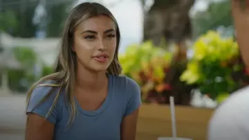 T-shirt court à ourlet droit serré porté par Raven Wood tel qu’on le voit à O’ahu Shores (S01E03)