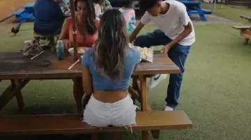 AE Ne(x)t Level High V-Rise Denim Short porté par Raven Wood vu à O’ahu Shores (S01E03)