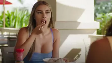 Body en maille froncée imprimé bleu ciel perle porté par Raven Wood comme on le voit à O’ahu Shores (S01E03)